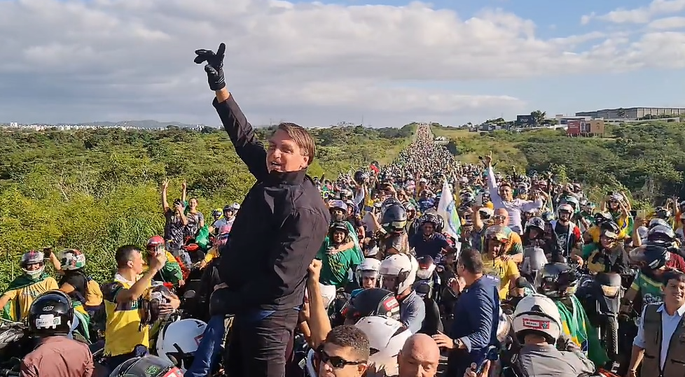 foto do presidente com os motoqueiros 2